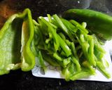 Foto del paso 3 de la receta: Churrasquitos a las 3 cebollas y a los 3 ajíes (en disco de arado o bifera)