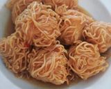 Hình bước làm 2 của món Mì tôm bọc trứng cút