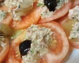 Foto del paso 2 de la receta Tomate aliñado con atún y alcaparras