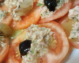 Foto del paso 2 de la receta: Tomate aliñado con atún y alcaparras