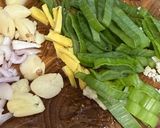Hình bước làm 3 của món Cơm nhà với cá diêu hồng chiên xù, trứng cuộn lá hẹ, canh súp lơ trắng rong biển tôm, salad giò lụa