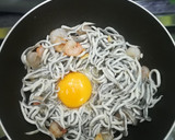 Foto del paso 3 de la receta: Huevo sobre nido de gulas y gambas
