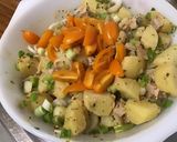 Une image de l'étape 14 de Salade marinée de pommes de terre au porc, oignons nouveaux et tomates orange.