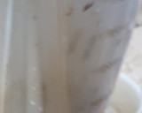 A picture of step 2 of Banana and date shake.