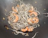 Foto del paso 3 de la receta: Tagliatelle nero di sepia con gulas y langostinos
