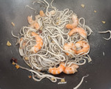 Foto del paso 3 de la receta: Tagliatelle nero di sepia con gulas y langostinos