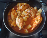 Foto del paso 9 de la receta: Pollo entomatado con papas y arroz rojo