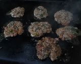 Une image de l'étape 8 de Galettes de porc épicées aux fanes de radis, herbes et tomate.