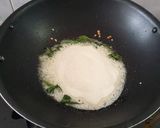 A picture of step 2 of Rava Upma.