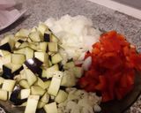Foto del paso 1 de la receta: Tortilla de berenjena, champiñones, cebolla y morrón con ensalada