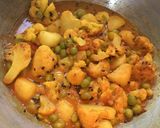 A picture of step 5 of Gobhi Matar Curry.