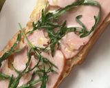 Foto del paso 7 de la receta: Bocadillo frío de fiambre de pollo, con allioli, tomate y rúcula