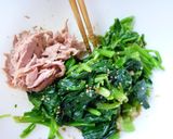 A picture of step 3 of Spinach with Sesame and Tuna.
