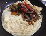 Foto del paso 2 de la receta: Omelette de tocino y pimientos bañada con salsa verde con habanero