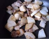 A picture of step 3 of Sweet and Spicy Braised Pork Belly with Daikon Radish.