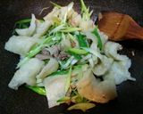 A picture of step 4 of Stir fried Leek with Fish Maw & Pork..