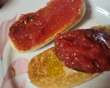 Foto del paso 4 de la receta: Tostadas con tomate y pechuga de pavo