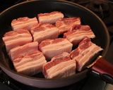 A picture of step 3 of Dongpo Pork Pressure-Cooked with Aromatic Star Anise.