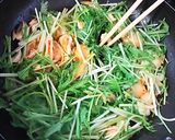 A picture of step 4 of Chicken Skin and Mizuna Kimchi Stir-fry.