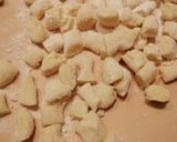 Foto del passaggio 3 della ricetta Gnocchi di patate, gnocchi alle ortiche, colorati
