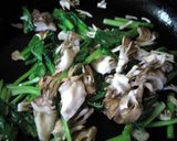 A picture of step 3 of Easy Komatsuna and Maitake Garlic Stir-fry.