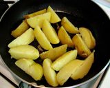 A picture of step 3 of Crispy Pan-Fried Potatoes.