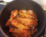 Foto del paso 4 de la receta: Muslos de pollo a la cazuela con ciruelas, orejones y piñones 🍗
