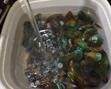 Foto langkah ke 3 dari resep Kerang Ijo Kuah Kuning.
