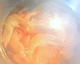 Foto del paso 1 de la receta: Ensalada de marisco y frutas en salsa cóctel