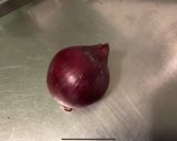 Une image de l'étape 1 de Sauce salade épicée à l'oignon rouge et persil.