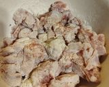 Foto del paso 2 de la receta: Muslos de pollo deshuesados con tandoori y nuez sobre arroz blanco