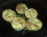 A picture of step 2 of Aloo tikki dahi chaat.