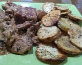 Foto del paso 2 de la receta: Bifecitos de bondiola a la crema de romero y pimienta