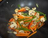 Foto del paso 3 de la receta: Tallarines con verduras al estilo chino