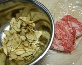 A picture of step 1 of Simmered Beef and Burdock Root (Shigure-ni).