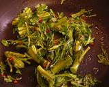 Chrysanthemum Greens and Chikuwa Fishstick Kinpira recipe step 2 photo