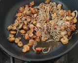 Foto del paso 2 de la receta Tallarines con gambas, gulas y mejillones