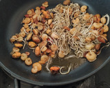 Foto del paso 2 de la receta: Tallarines con gambas, gulas y mejillones