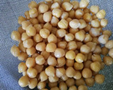 Foto del paso 1 de la receta: Ensalada de garbanzos con vinagreta de huevo