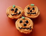A picture of step 11 of Vickys Halloween Pumpkin Cupcake Display.