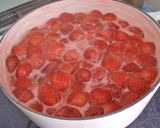 A picture of step 8 of Sparkling Strawberry Confiture.