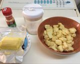 A picture of step 2 of Garlic butter bread cubes for salad or mushrooms soup.