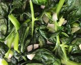 A picture of step 4 of Basic Stir-fried Garlic Pea Sprouts.