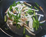 A picture of step 2 of Green Peppers, Chikuwa, and Shio-Kombu Stir-Fry.