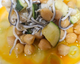 Foto del paso 5 de la receta: Anguriñas en pil pil de bacalao y garbanzos con calabacín