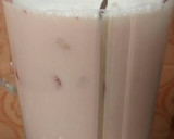 Foto del paso 2 de la receta: Licuado de frutillas y banana con leche