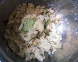 A picture of step 4 of Cheesy chutney stuffed cracker balls.