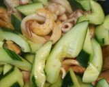 Une image de l'étape 3 de Les fruits de la mer au concombre.