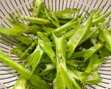 Hình bước làm 1 của món Đậu rồng (đậu khế) xào nấm
