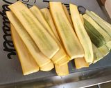 Une image de l'étape 2 de Courgettes bicolores marinées au basilic.